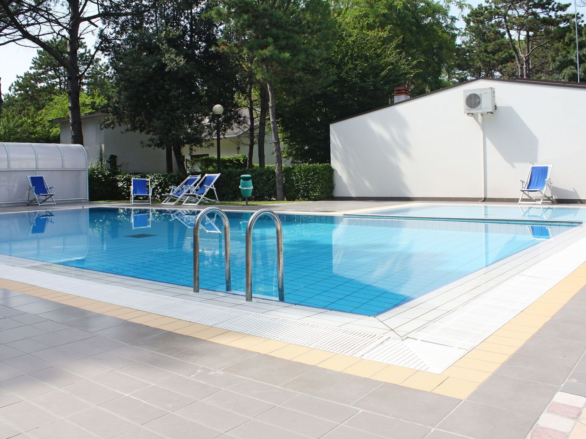 Piscine, Propriété, Tuile, Loisir, Centre De Loisirs, Immobilier, Bâtiment, Maison, Rectangle, Architecture