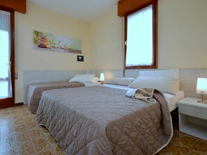 2 camere, culla da viaggio, lenzuola