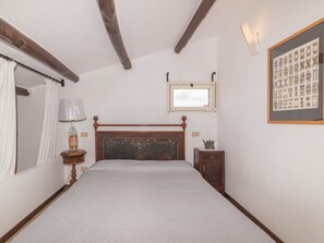 1 Schlafzimmer, Reisekinderbett