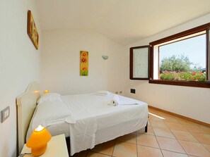 2 bedrooms, travel cot, WiFi, bed sheets