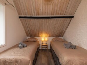 2 bedrooms, iron/ironing board, travel cot, free WiFi