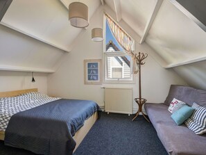 3 quartos, ferros/tábuas de passar roupa, berço de viagem