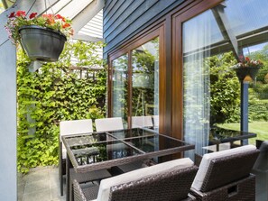 Outdoor dining - Wonderful private villa for 6 guests with WIFI, TV, terrace and pets allowed (Dokkum)