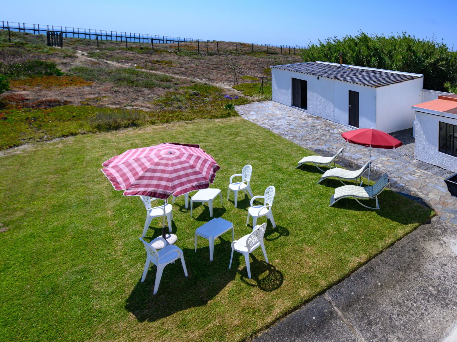 Plantengemeenschap, Lucht, Ecoregio, Fabriek, Gebouw, Tafel, Land Lot, Buitenmeubels, Gras, Paraplu