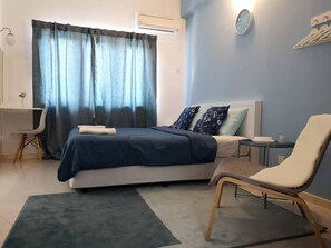 Design appartement | Een bureau, een laptopwerkplek, een strijkplank/strijkijzer, gratis wifi