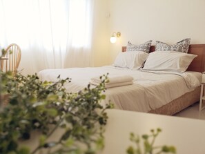 Leilighet – design | Skrivebord, skrivebord for bærbar PC og strykejern/-brett