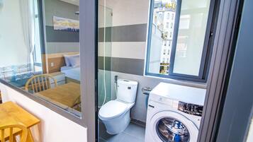 Quarto standard | Banheiro | Chuveiro, secador de cabelo, chinelos, bidê