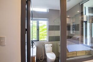 Deluxe Room | Bathroom | Shower, hair dryer, slippers, bidet - The Art - An Homestay (Da Nang)