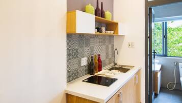 Geladeira, micro-ondas, cooktop, chaleira elétrica