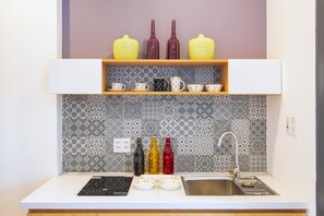 Deluxe Room | Private kitchen | Fridge, microwave, stovetop, electric kettle - The Art - An Homestay (Da Nang)