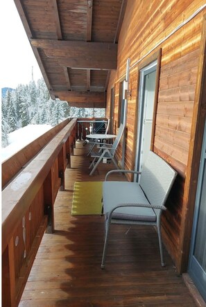 Micro-ondes, four, lave-vaisselle, chaise haute