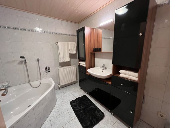 Bathroom - Cosy apartment in villa for 6 people with WIFI, TV, patio and pets allowed (Gasteg)