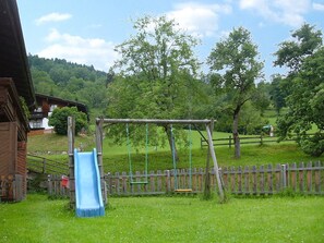 Children's area - Lovely apartment in villa for 6 people with WIFI, TV, patio and pets allowed (Gasteg)