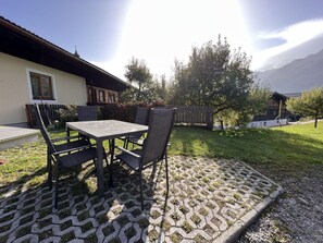Outdoor dining - Cosy apartment in villa for 6 people with WIFI, TV, patio and pets allowed (Gasteg)