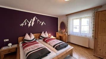 2 bedrooms, travel crib, free WiFi