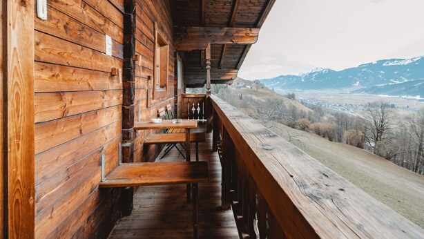 A wooden cabin with a balcony overlooking a mountainous landscape. - Beautiful  villa for 16 guests with WIFI, TV and terrace (Piesendorf)