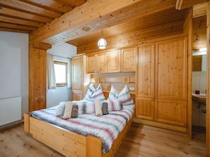 4 bedrooms, travel crib, free WiFi
