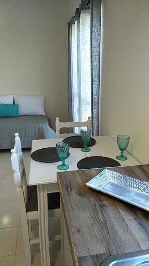 Apartment, Gartenblick | Essbereich im Zimmer