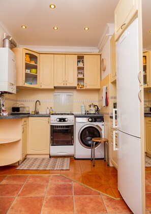 ثلاجة، ميكروويف، فرن، غسالة أطباق