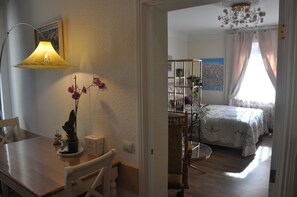 1 Schlafzimmer, Zimmersafe, Schreibtisch, Bügeleisen/Bügelbrett