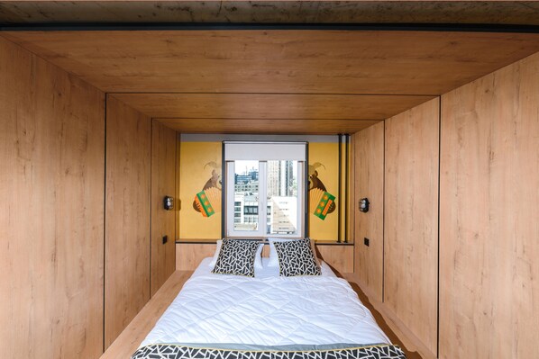 标准双人房或双床房 | 客房内保险箱、办公桌、免费 WiFi、床单