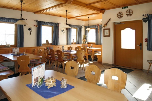 Tabelle, Möbel, Eigentum, Fenster, Stuhl, Interior Design, Beleuchtung, Holz, Grundeigentum