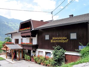 A traditional wooden building with a balcony and flower boxes, labeled "Schnitzelstation Klammlhof". - Lovely apartment in villa for 2 people with WIFI, TV and terrace (Mitterdorf)