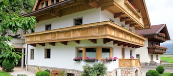 Lovely apartment for 13 people with WIFI, TV and terrace