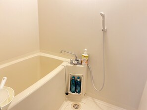 Habitación familiar | Baño | Tina con regadera, amenidades de baño gratuitas, secadora de cabello 