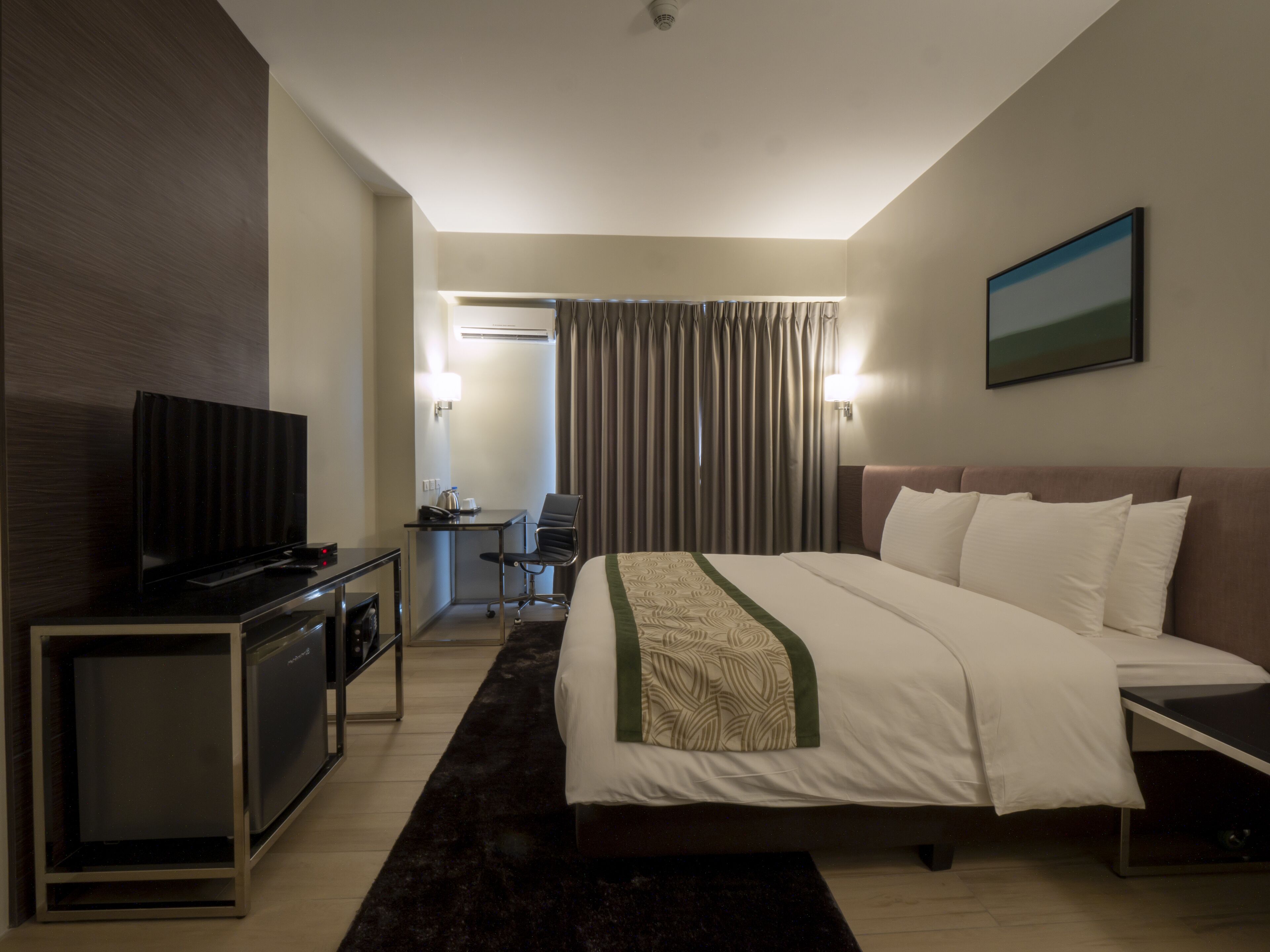 خزنة داخل الغرفة ومكتب ومساحة عمل للكمبيوتر المحمول وستائر تعتيم