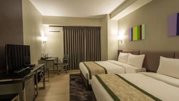 Une chambre d’hôtel avec deux lits, un bureau, une télévision et une chaise.