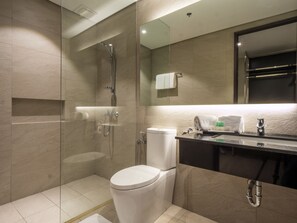 Shower, free toiletries, hair dryer, slippers - Sequoia Hotel Manila Bay (Parañaque)