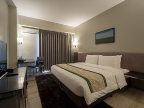 Habitación Deluxe | Caja de seguridad en la habitación y escritorio 