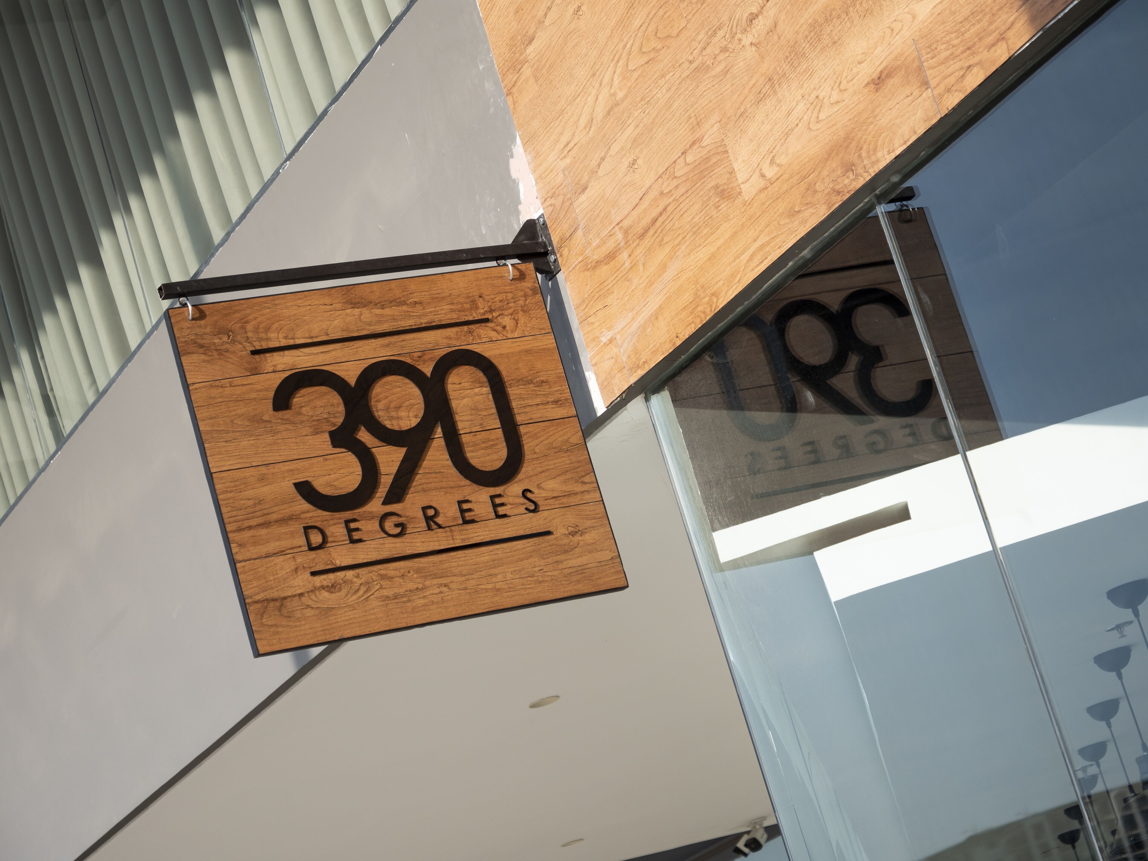 Et træskilt med teksten "390 degrees".