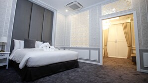 Honeymoon Room | Minibar (some free items), in-room safe, desk, soundproofing - VARIMANTRA HOTEL (Phutthamonthon)