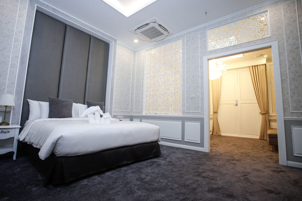 Honeymoon kamer | Een minibar met enkele gratis items, een kluis op de kamer