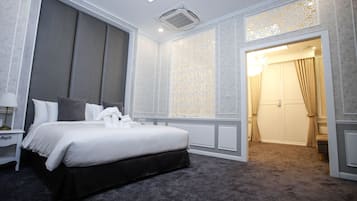 Honeymoon Room | Free minibar items, in-room safe, individually decorated, desk