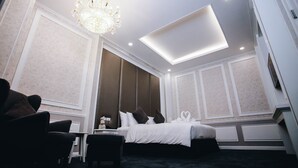 Luxury Room | Minibar (some free items), in-room safe, desk, soundproofing - VARIMANTRA HOTEL (Phutthamonthon)