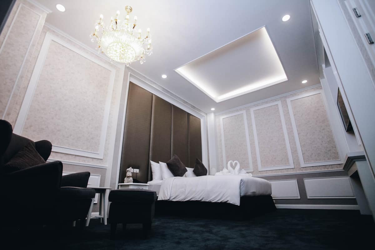 Luxe kamer | Een minibar met enkele gratis items, een kluis op de kamer
