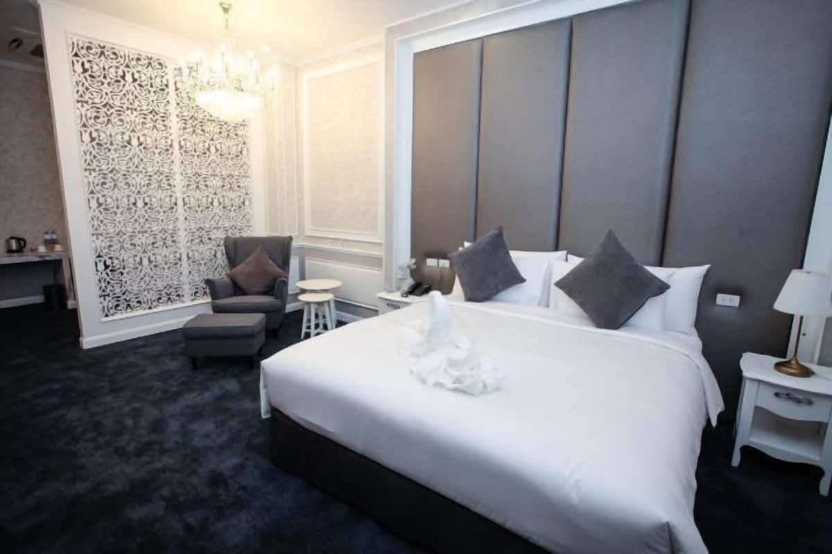 Een minibar met enkele gratis items, een kluis op de kamer