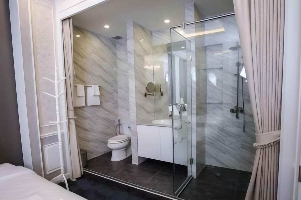 Bathroom | Free toiletries, hair dryer, bathrobes, slippers