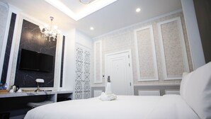 Deluxe Room | Minibar (some free items), in-room safe, desk, soundproofing - VARIMANTRA HOTEL (Phutthamonthon)
