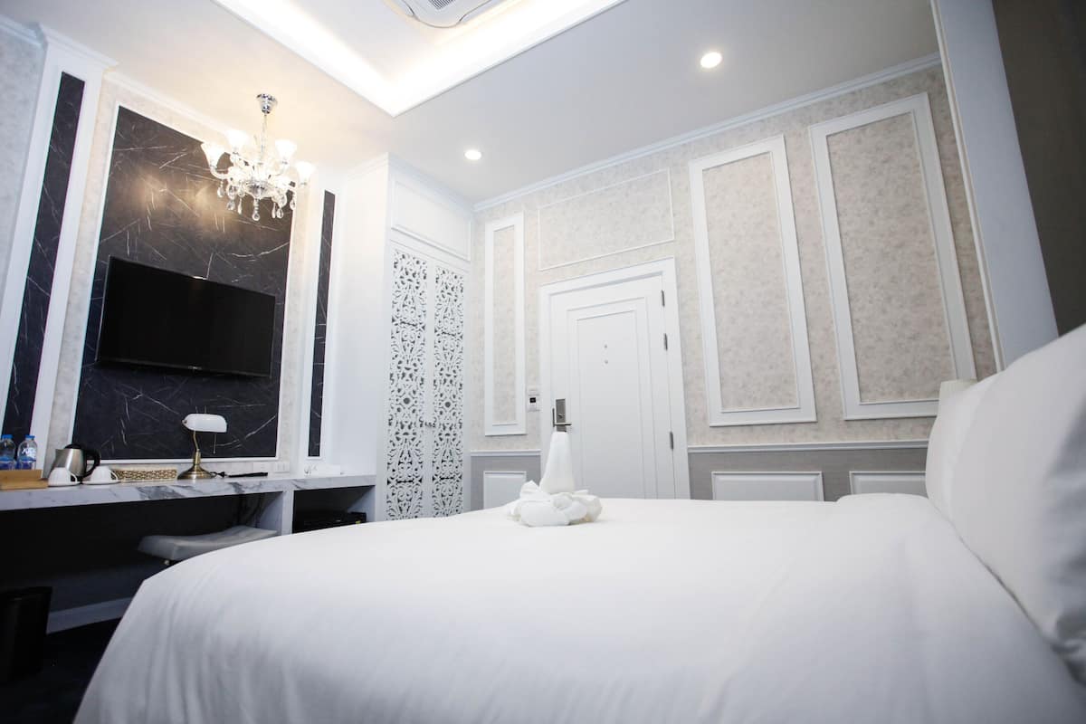 Habitación Deluxe | Minibar (con algunos artículos gratuitos), caja fuerte, escritorio