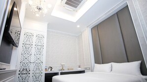 Superior Double Room | Minibar (some free items), in-room safe, desk, soundproofing - VARIMANTRA HOTEL (Phutthamonthon)