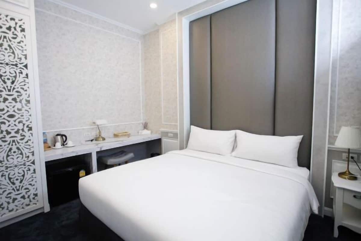 Een minibar met enkele gratis items, een kluis op de kamer