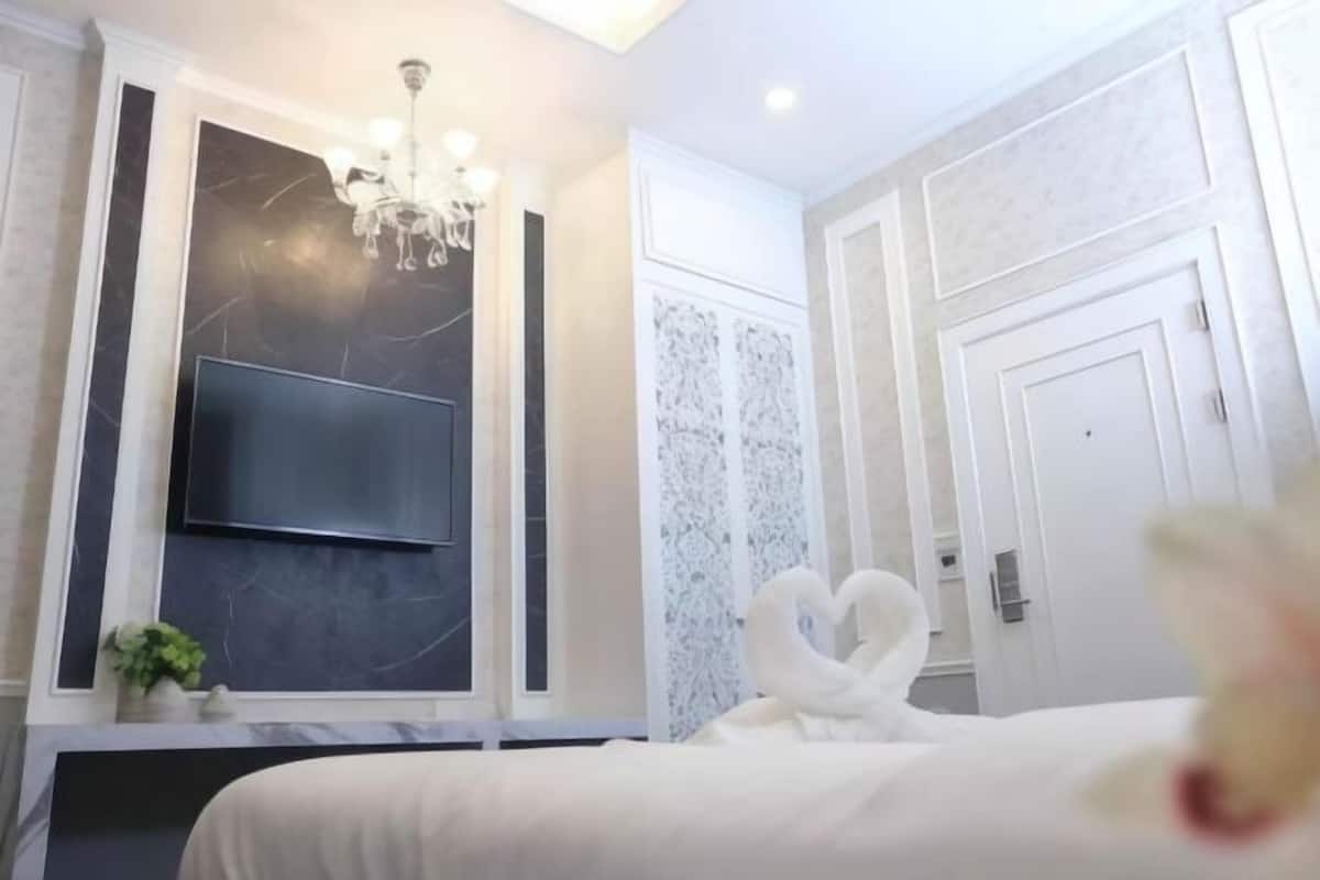 Een minibar met enkele gratis items, een kluis op de kamer