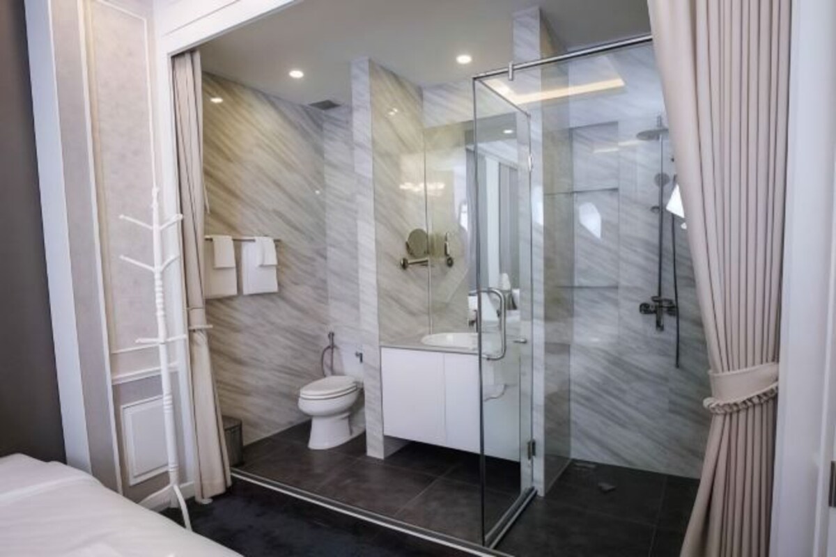 Bathroom | Free toiletries, hair dryer, bathrobes, slippers