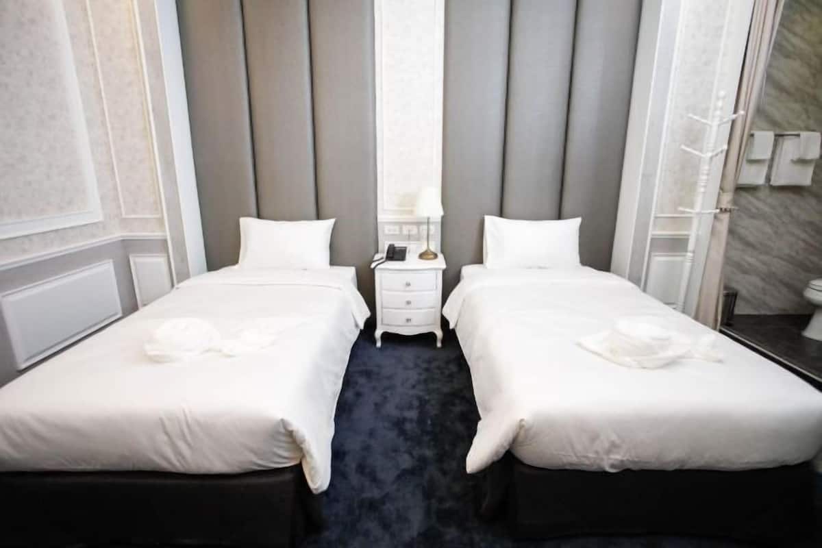 Een minibar met enkele gratis items, een kluis op de kamer