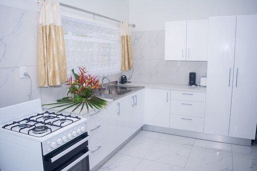 Moeroa Villa - In the heart of Town.