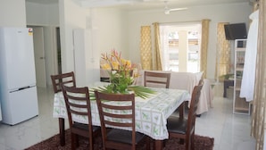 Dining - Moeroa Villa - In the heart of Town. (Avarua)